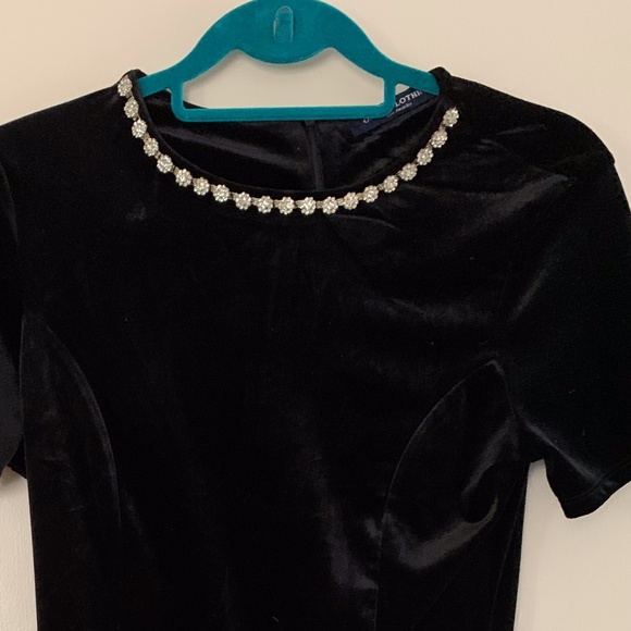 Black Velvet dress with jewels necklaced at top - Picture 2 of 7